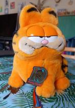 Oude Garfield pop met metalen badge, Enlèvement, Utilisé, Figurine ou Poupée