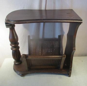 Belle table d'appoint ancienne en bois avec porte-journaux -, Enlèvement ou Envoi