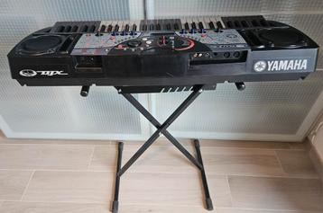 Yamaha DJX-II met standaard en gebruiksaanwijzing  beschikbaar voor biedingen