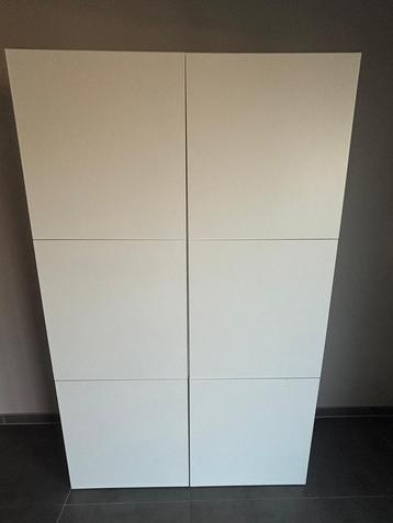Zo goed als nieuwe kast met 6 vakken beschikbaar voor biedingen