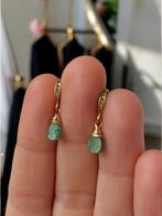 Earrings raw emerald verguld 18k, Hangers, Nieuw, Ophalen of Verzenden, Met edelsteen