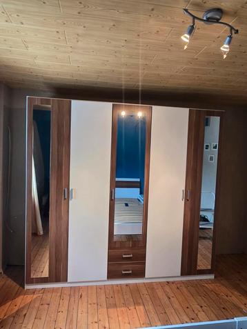Kleerkast met 5 deuren. 225 cm beschikbaar voor biedingen