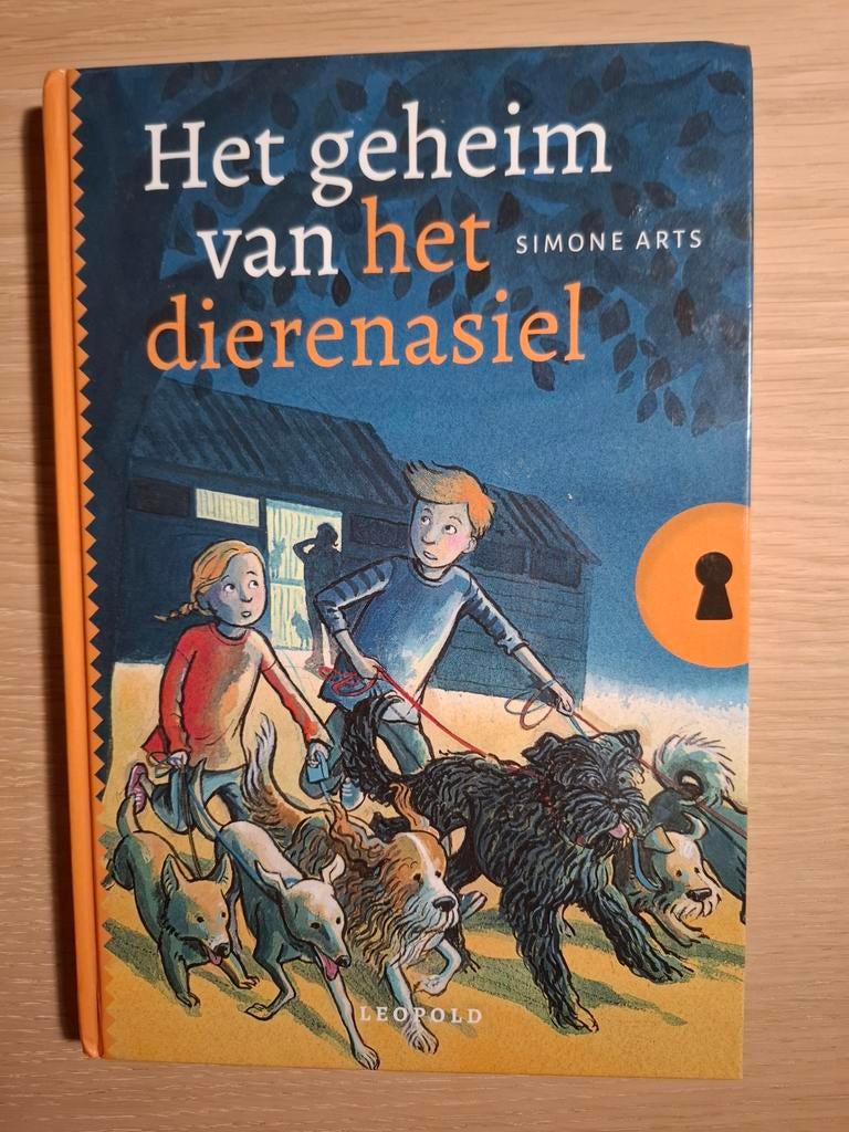 Simone Arts - Het geheim van het dierenasiel, Boeken, Kinderboeken | Jeugd | onder 10 jaar, Zo goed als nieuw, Fictie algemeen