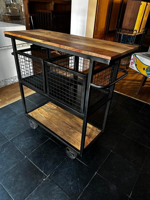 Sidetable op wielen. Industrieel look, Huis en Inrichting, Tafels | Sidetables, Zo goed als nieuw, Ophalen