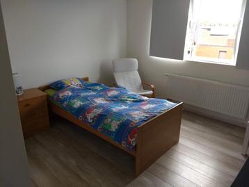 Bed + nachtkastje beschikbaar voor biedingen