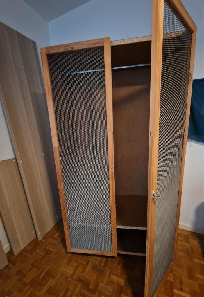 Penderie en bois spacieuse et robuste. Roulettes dessous., Maison & Meubles, Ameublement | Rideaux & Stores à lamelles, Utilisé