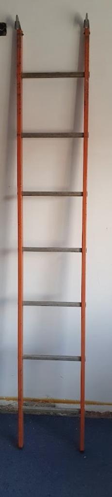 ijzeren ladder beschikbaar voor biedingen