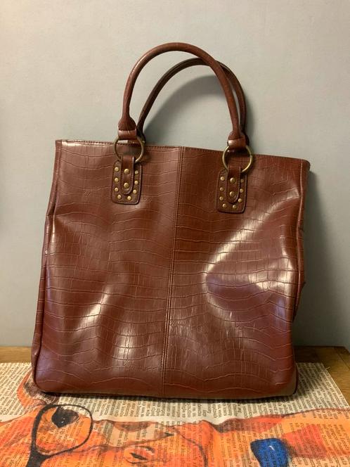 Bruine handtas met krokodillenmotief, Handtassen en Accessoires, Tassen | Damestassen, Gebruikt, Handtas, Bruin, Ophalen