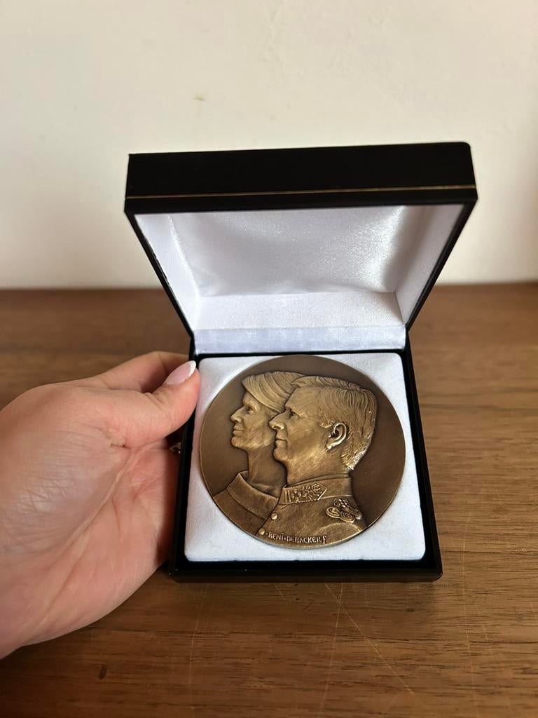 Médaille de bronze pour le roi Philip et la reine Mathilde, Antiquités & Art, Antiquités | Bronze & Cuivre, Enlèvement ou Envoi