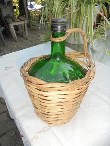 Oude groene Chianti fles in rieten mandje (2 liter)