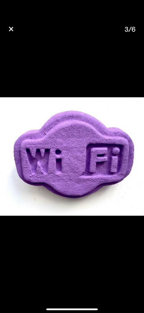 Uit de collectie Eliot Newton 1994 giant ecstasy pills, Antiek en Kunst, Kunst | Designobjecten, Ophalen of Verzenden