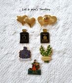 Lot 6 pin's parfum Yardley of London, Collections, Comme neuf, Envoi, Insigne ou Pin's