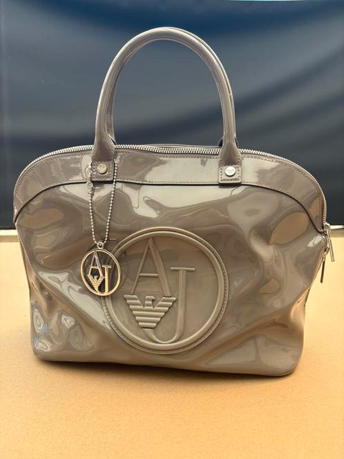 Armani Jeans handtas- nieuw nooit gebruikt- grijs glanzend, Handtassen en Accessoires, Tassen | Reistassen en Weekendtassen, Nieuw
