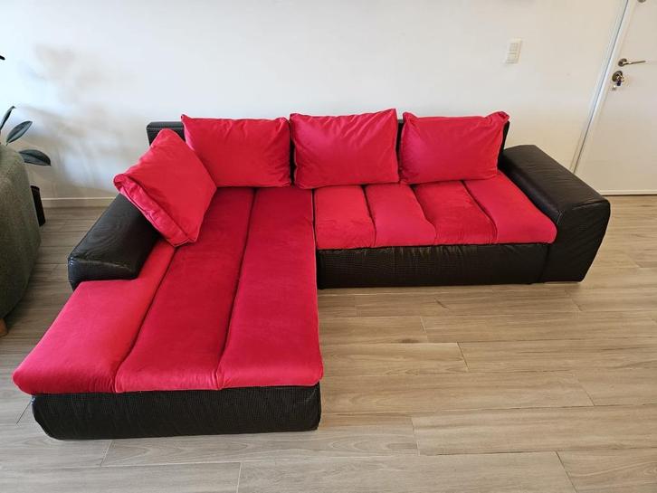 Roodfluwelen hoekbank, om te bouwen tot bed, NIEUW, Huis en Inrichting, Zetels | Complete zithoeken, Nieuw, Verzenden