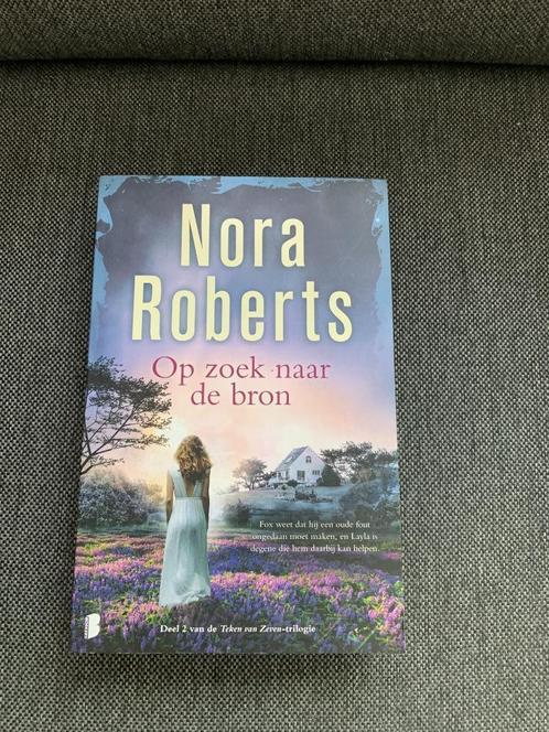 Roman "Op zoek naar de bron" van Nora Roberts, Boeken, Romans, Zo goed als nieuw, Amerika, Ophalen of Verzenden