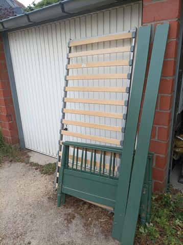 Oud bed met latten bodem  beschikbaar voor biedingen