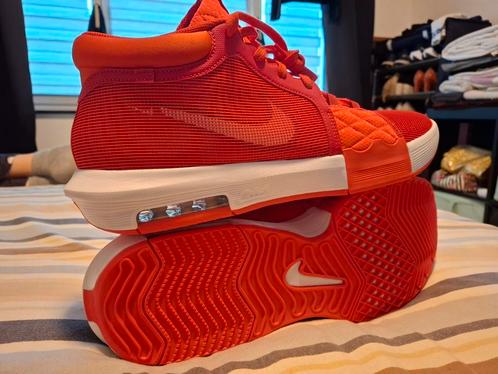 Nike Air Lebron Witness 8 Pointure 52, Sport en Fitness, Loopsport en Atletiek, Nieuw, Hardloopschoenen, Overige sporten, Nike