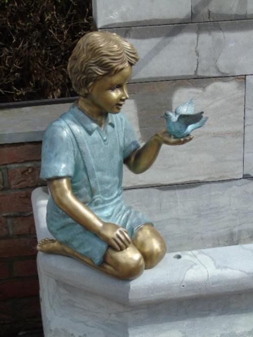 beeld van een jongen met de vogel in gepatineerd brons., Tuin en Terras, Tuinbeelden, Nieuw, Mensenbeeld, Overige materialen, Ophalen