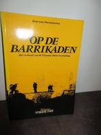 Boek OP DE BARRIKADEN 30 jaar VOLKSUNIE Toon van Overstraete, Boeken, Ophalen