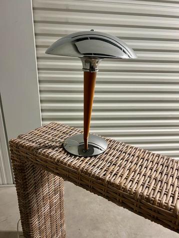 Elegante tafellamp van metaal en hout beschikbaar voor biedingen