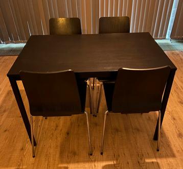 Tafel met vier stoelen, zwart beschikbaar voor biedingen