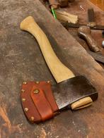 Vintage handgemaakt bijltje met leren hoes en essen steel, Antiek en Kunst, Antiek | Gereedschap en Instrumenten, Ophalen of Verzenden