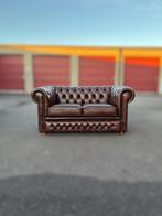 Nieuwe Chesterfield 2-zitsbank, Huis en Inrichting, Zetels | Complete zithoeken, Ophalen of Verzenden, Nieuw, Leer, Anglais