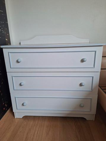 Kast/commode voor babykamer beschikbaar voor biedingen