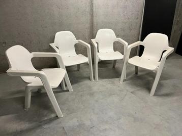 4 kunststof tuinstoelen beschikbaar voor biedingen