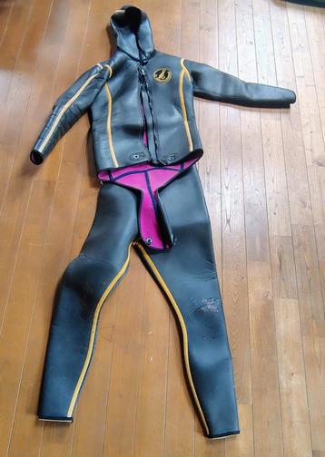 De spirotechniek: combinatieduiken met haaienhuid  beschikbaar voor biedingen