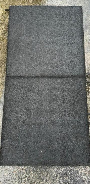 Rubberen tegels ca 50x50x4 speeltoestel dak ed ruim 20m2 beschikbaar voor biedingen