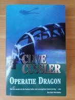 Clive Cussler - Operatie Dragon (Dirk Pitt avontuur) - 2 ex, Boeken, Gelezen, Ophalen of Verzenden, Clive Cussler, Amerika