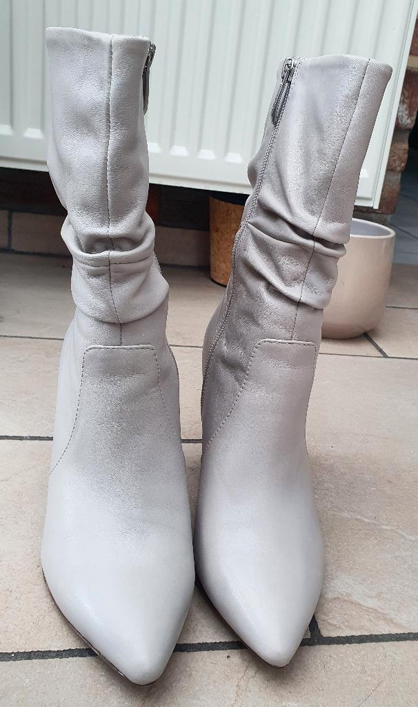 Laarsjes van Tamaris maat 36, Kleding | Dames, Schoenen, Zo goed als nieuw, Lage of Enkellaarzen, Grijs, Ophalen of Verzenden