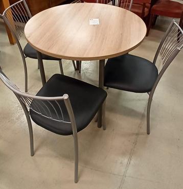 Table ronde a 4 chaises. beschikbaar voor biedingen