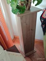 De kolomstructuur van het voetstuk ondersteunt de decoratie, Ophalen, Zo goed als nieuw