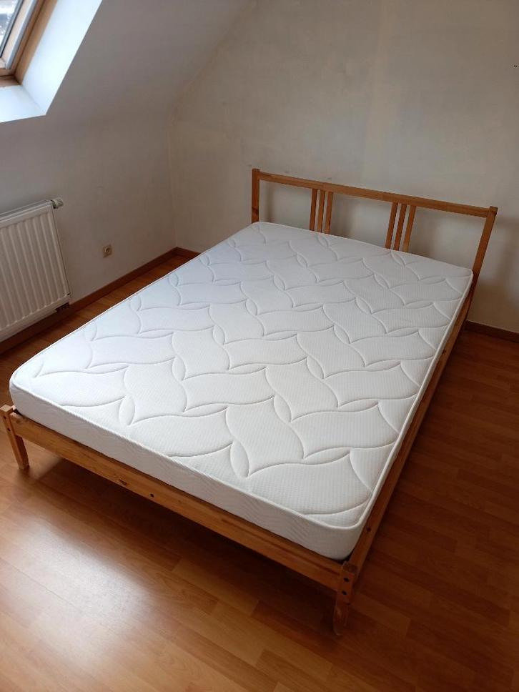 A DONNER Lit 140 x 200 + matelas + surmatelas ( sans sommier, Huis en Inrichting, Slaapkamer | Bedden, Gebruikt, Tweepersoons