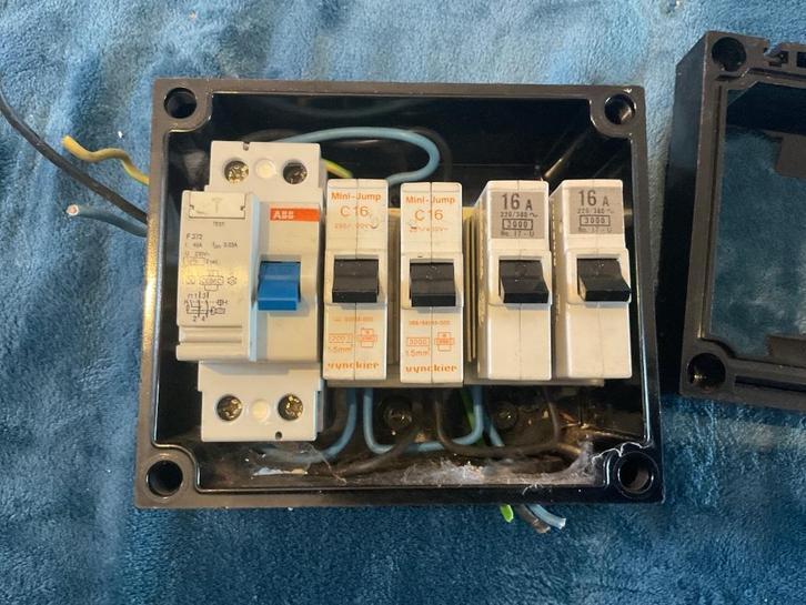 4 Zekeringen + 1 differentiaal in kastje, Doe-het-zelf en Bouw, Elektriciteit en Kabels, Ophalen of Verzenden