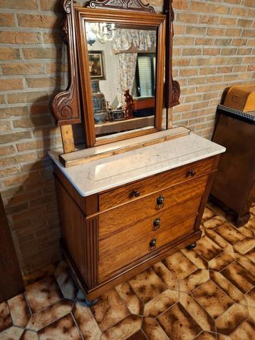Oude, lavabo met klik spiegel beschikbaar voor biedingen