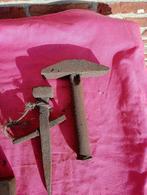 oude hamer + aambeeld om een zeis te haren 10€., Ophalen