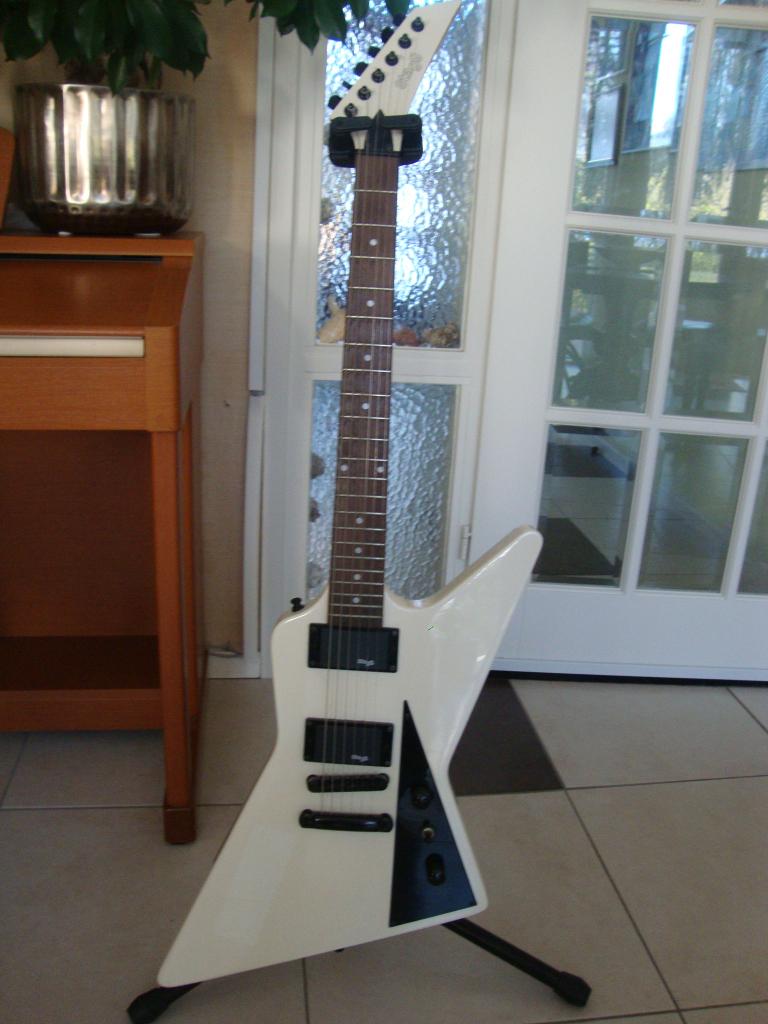 Electrische gitaar merk Stagg. Explorer model., Muziek en Instrumenten, Snaarinstrumenten | Gitaren | Elektrisch, Gebruikt, Solid body