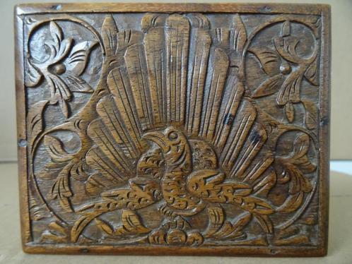 Houten sigarettendoos met pauw Indonesië 1948 houtsnijwerk, Antiek en Kunst, Curiosa en Brocante, Ophalen of Verzenden