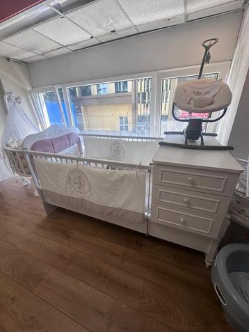 Kinderbedje met kast beschikbaar voor biedingen