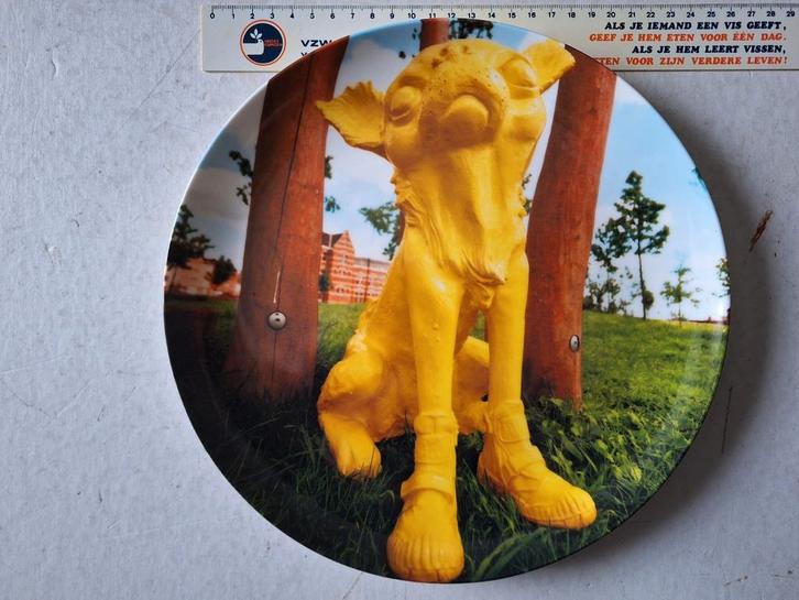 Porseleinen bord van William Sweetlove "Gele hond", Antiek en Kunst, Kunst | Designobjecten, Ophalen of Verzenden
