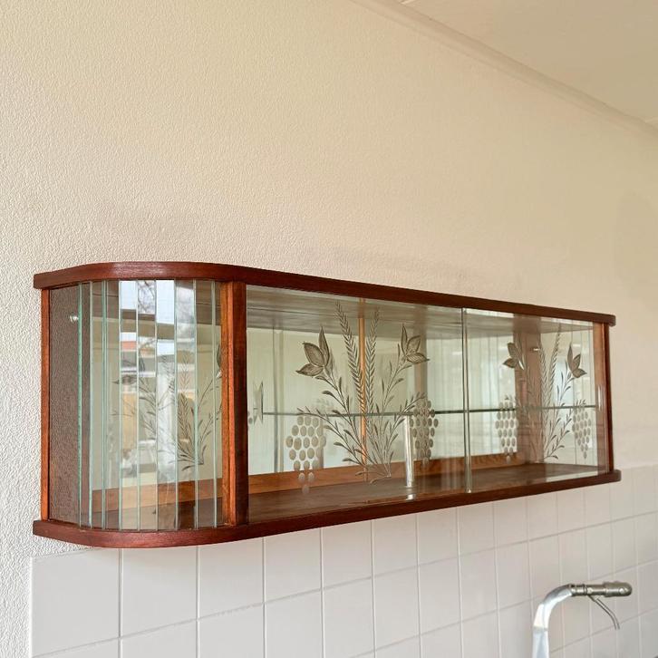 Hangende vitrinekast “Mariëlle” in art-deco stijl, Huis en Inrichting, Kasten | Vitrinekasten, Gebruikt, Minder dan 100 cm, 100 tot 150 cm