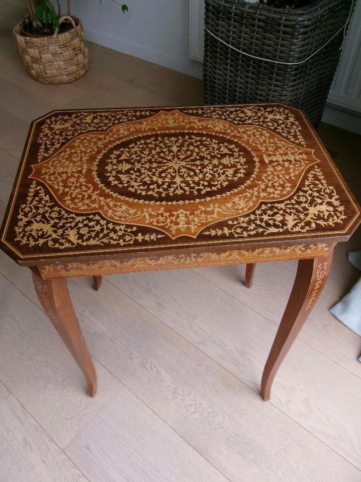 Table "Boite à musique italienne" Vintage 1960, Antiquités & Art, Antiquités | Meubles | Tables, Enlèvement