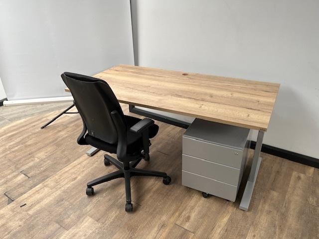 Recht bureau T-poot aluminium, Ophalen, In hoogte verstelbaar