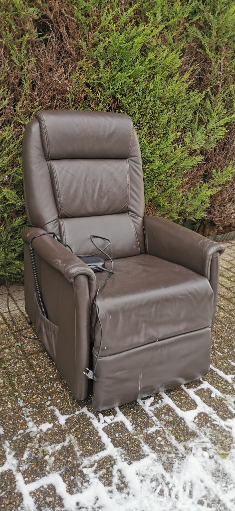 Elektrische Relaxzetel te koop (leder, donkerbruin/zwart), Ophalen, Gebruikt, Klassiek, 50 tot 75 cm