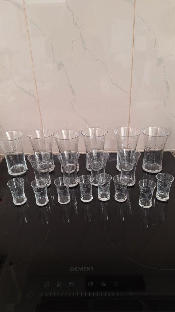 18 vintage glaasjes met druivenmotief, Antiek en Kunst, Antiek | Glaswerk en Kristal, Ophalen of Verzenden