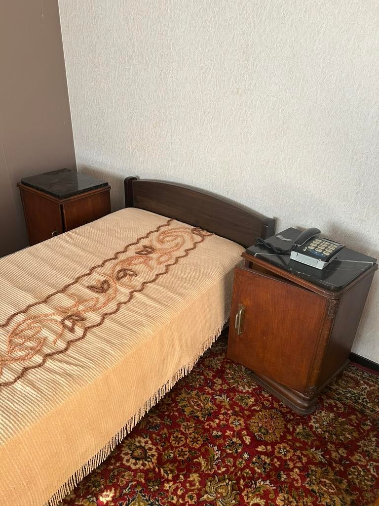 Bed met 1 nachtkastje met stenen blad, Ophalen, Zo goed als nieuw