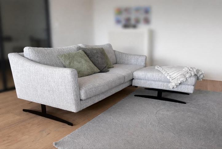Zetel te koop: PERUGIA sofa 3-zit greige + voetenbank, Huis en Inrichting, Zetels | Complete zithoeken, Ophalen, Zo goed als nieuw